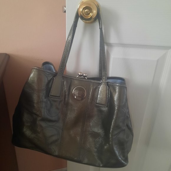 Coach Pewter Patent Leather Signature Logo Kiss Lock Purse Bag - Picture 2 of 16